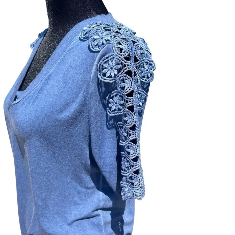 New Directions Women’s M top, blue with embroidery on sleeves
